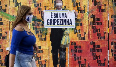 Un collage satírico del presidente brasileño Jair Bolsonaro diciendo que el COVID-19 es “solo una gripecita”. | Cris Faga/NurPhoto/PA Images